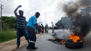 Umugabo ariko araturira ipine, mu gihe abigaragamvya batwaye n'ishavu bashwaye ibarabara i Harare