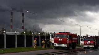Пожарные бригады работают на складе на востоке Москвы
