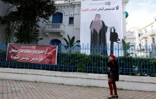 لافتات في شوارع تونس معارضة للزيارة