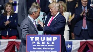 ナイジェル・ファラージ氏(左)とドナルド・トランプ氏