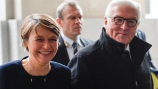 Bwana Steinmeier akiwasili bungeni na mkewe Elke Buedenbender