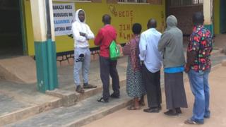 Abaje gutora barindiriye kwinjira kurangura ico gikogwa