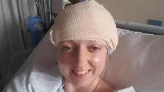 Foto de Sarah-May Philo en la mesa de operaciones