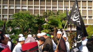 Bendera bertuliskan kalimat Tauhid di Reuni 212