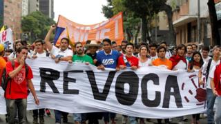 Marcha de opositores venezolanos a favor del revocatorio.