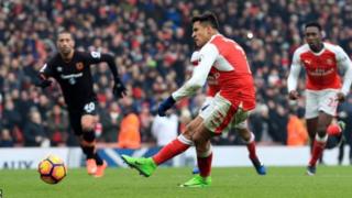 Alexi Sanchez akifunga mkwaju wake wa penalti