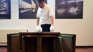 El curador del museo en conmemoración a las víctimas de la Unidad 731 en China muestra una máquina para producir bacterias de peste bubónica como evidencia de las actividades del laboratorio.