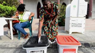 Une électrice dépose son bulletin dans l'urne au Nigéria
