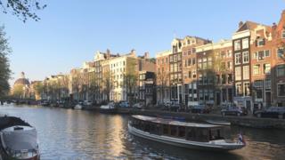 Amsterdam thu hút nhiều khách du lịch.