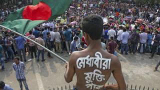 এ বছর এপ্রিলে কোট সংস্কারের দাবিতে ঢাকা বিশ্ববিদ্যালয়ে বিক্ষোভ (ফাইল ফটো)
