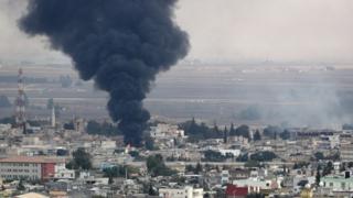 الدخان ينبعث في سماء بلدة راس العين شمال سوريا جراء هجوم تركي