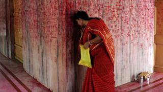 Mujer india en templo