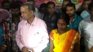 তৃণমূল নেতা গৌতম দেবের ডানপাশে রাজু মাহালি (চেক শার্ট), হলুদি শাড়িতে গীতা।