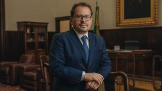 O direitor da Faculdade de Direito da USP, Floriano Peixoto de Azevedo Marques, em seu escritório em São Paulo