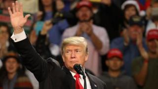 Trump ayaa taageerayaashiisa weydiistay in ay u codeeyaan Mr Moore