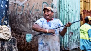 Un señor con una escoba
