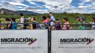 Fila en el puente Simón Bolívar, que une las fronteras de Colombia y Venezuela.