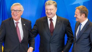 European Council President Donald Tusk (R), European Commission President Jean-Claude Juncker (L), President of Ukraine, Petro Poroshenko (C) laughing during an EU-Ukraine summit in Brussels, Belgium, 24 November 2016.