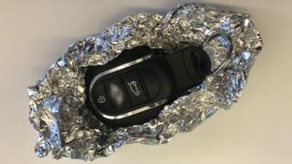 Llaves de auto envueltas en papel de aluminio.