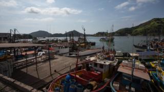 Barcos na praia de Suá, foz do rio Doce, Espírito Santo