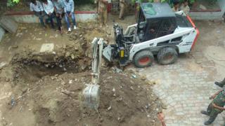 తవ్వుతున్న జేసీబీ
