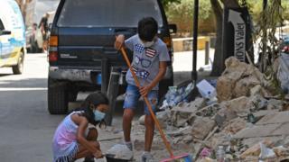 يساعدان في تنظيف حيّ الجميزة المتضرر من الانفجار