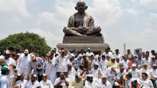 గాంధీ విగ్రహం నేతలు