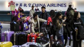 台湾桃园国际机场华航查询柜台前的等候人潮(8/2/2019)