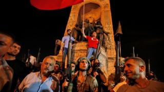 Ilaa 240 qof ayaa la sheegay inay ku dhinteen afgambigii dhicisoobay ee ka dhacay Turkiga