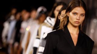 показ Burberry (модель Алеся Кафельникова)