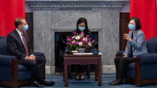 US Health Secretary Alex Azar (L) meets Taiwanese Tsai Ing-wen (L)