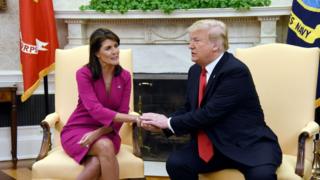 Madamu Haley (ibumoso) na Bwana Trump mu biro bya perezida w'Amerika bya White House kuri uyu wa kabiri