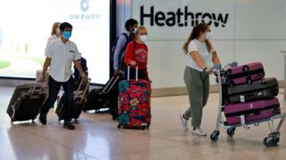 Пассажиры, прибывающие в аэропорт Хитроу