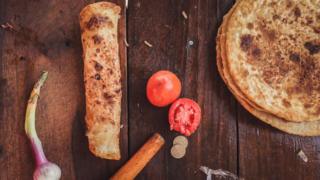 Ролл из лаваша (чапати) с яйцом и луком