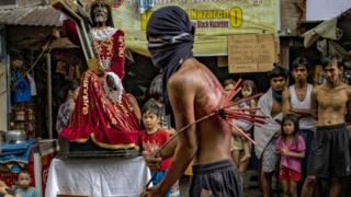 Ein Flagellant in Manila, Philippinen, peitscht ihm als Buße den Rücken und widersetzt sich den Anweisungen der Regierung, religiöse Zeremonien zu vermeiden - 10. April