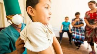 Bolakayni tibbiy tekshiruvdan oʻtkazayotgan oʻzbekistonlik shifokor