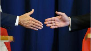 Госсекретарь США Джон Керри (слева) и министр иностранных дел России Сергей Лавров пожимают друг другу руки в конце пресс-конференции, закрывающей встречи по обсуждению сирийского кризиса 9 сентября 2016 года в Женеве.