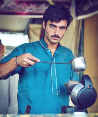 18-летний Аршад Хан - продавец чая на воскресном базаре Исламабада, сфотографированный Хаверией Али на фотографии, опубликованной 14 октября 2016 года