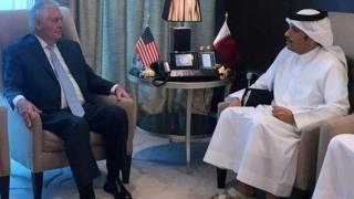 Waziri wa mambo ya nje wa Marekani Rex Tillerson (kushoto) akiwa na waziri wa mambo ya nje wa Qatar Sheikh Mohammed bin Abdulrahman al-Thani mjini Doha