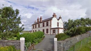 An taigh far am biodh luchd-faire Taigh-solais nan Eilean Flannach a' fuireach.