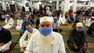 Muslime, die Masken tragen und die soziale Distanz bewahren, versammeln sich, um im Gazastreifen das Eid al-Fitr-Gebet zu verrichten