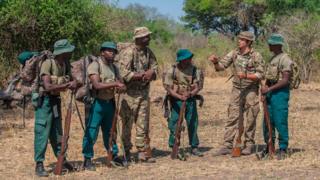 Des Rangers malawites écoutent les formateurs britanniques en renfort dans la lutte contre le braconnage