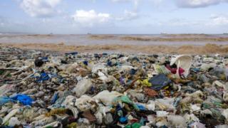 Imagem mostra lixo de plástico acumulado em praia