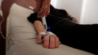 Une femme reprend connaissance après 27 ans de coma