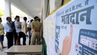 Избиратели выстроились в государственную школу в секторе 27 рано утром, чтобы проголосовать 11 апреля 2019 года в Ноиде, Индия.