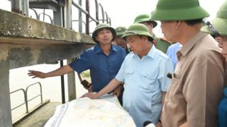 Thủ tướng Nguyễn Xuân Phúc thị sát đập tràn ở Ninh Bình để chỉ đạo bảo vệ đê.