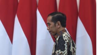 Presiden Joko Widodo berjalan memasuki ruang rapat terbatas (ratas) di Kantor Presiden, Jakarta, Selasa (06/08/2019)