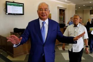 Mantan Perdana Menteri Malaysia Najib Razak di antara kasusnya di Pengadilan Tinggi Kuala Lumpur (28/08).