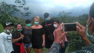 Turis asing berswafoto di depan Gunung Agung di Bali meski statusnya sudah 'Awas'.