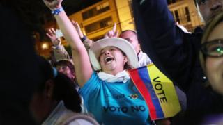 Eleitora comemora vitória do "não" em referendo colombiano